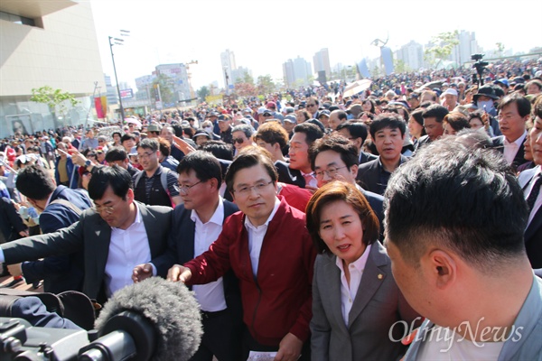  황교안 자유한국당 대표와 나경원 원내대표가 지난 2일 동대구역에서 열린 장외집회를 마치고 나서자 많은 지지자들이 뒤를 따르며 이름을 연호하고 있다.