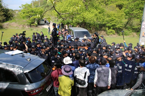 소성리 주민들이 트랙터를 이용해 소성리에서 김천으로 넘어가는 길을 막자 경찰들이 트랙터를 강제로 끌어내기 위해 애워싸고 있다.