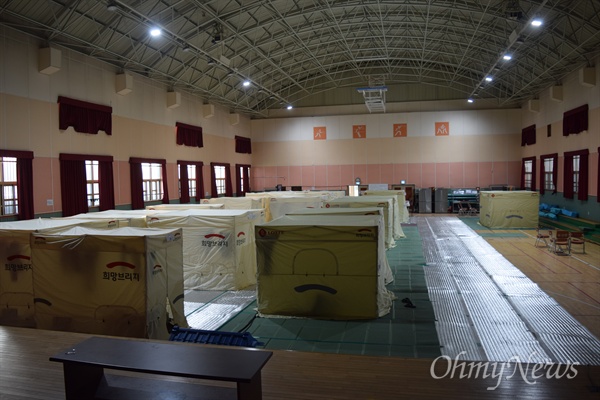 고성군 토성면 천진초등학교 체육관에 차려진 이재민 대피소의 모습.