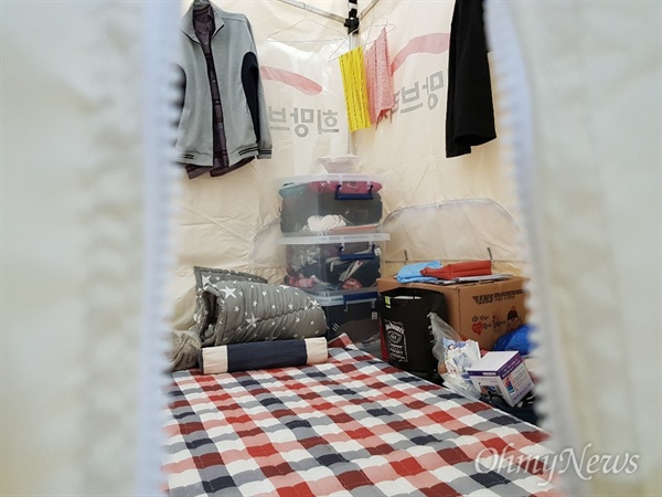 천진초 대피소 내부 한 이재민 텐트의 안쪽 모습.