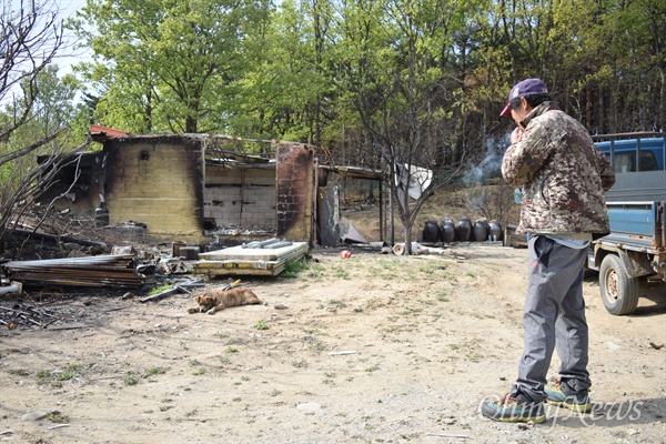 고성 산불 이재민 박병설씨(62)가 불에 탄 자신의 집을 바라보고 있다.