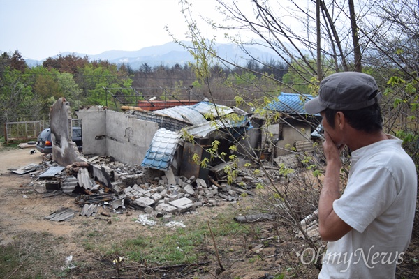 고성 산불 이재민 차광주씨가 불에 타 무너진 자신의 집을 바라보고 있다.