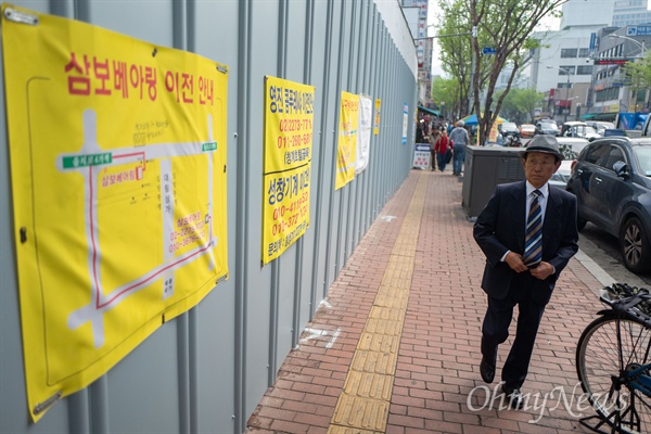 을지로 세운공구상가 철거 부지에는 속속들이 이전 안내문을 붙였다.  