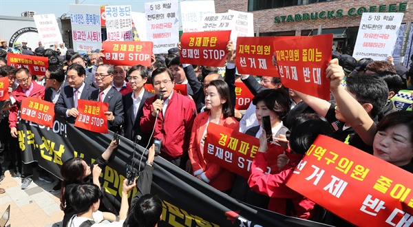 자유한국당 황교안 대표가 패스트트랙 법안 지정의 문제점을 알리기 위해 이틀째 투쟁에 나선 3일 오전 광주시 송정역 광장에서 열린 '문재인 STOP! 광주시민이 심판합니다' 행사에서 발언하고 있다.