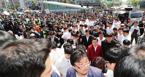 반대 인파 몰린 광주 송정역 광장 자유한국당 황교안 대표를 비롯한 의원들이 3일 오전 광주광역시 송정역 광장에서 열린 '문재인 STOP! 광주시민이 심판합니다' 행사를 마친 뒤 5.18 단체들의 항의를 받으며 역사로 이동하고 있다. 