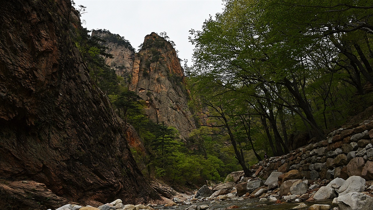 오색약수에서 용소폭포를 향해 오르는 길 방향에서 보면 독주암은 이와 같은 모습으로 보인다. 오색석사를 통과하면 불과 2~3분 거리에 나타나는 이 풍경에 발길을 멈추지 않는 이는 없다.