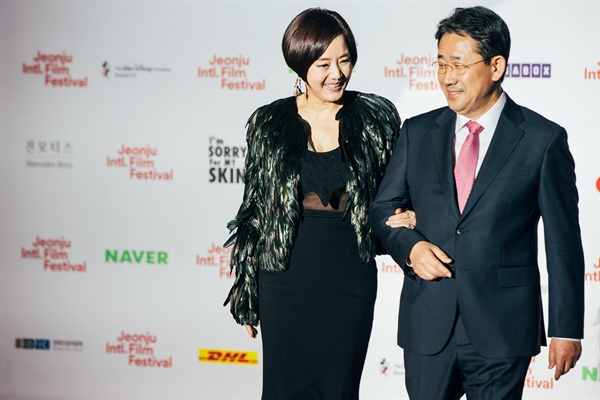  2일 배우 장미희와 함께 전주국제영화제 개막식을 찾은 박양우 장관(오른쪽)