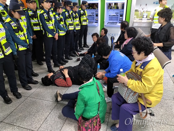 광주를 찾은 황교안 자유한국당 대표가 시민들의 거센 항의를 받고 역무실으로 피신한 사이, 오월어머니회 회원들이 오전 11시 40분 전주로 가는 황교안 대표를 막겠다면서 항의하고 있는 모습. 