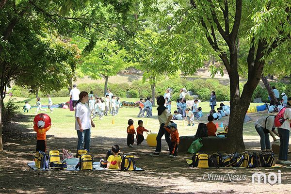 제97회 어린이날을 이틀 앞두고 경주 흥무공원에서 즐거운 시간을 보내고 있는 어린 유아들의 모습