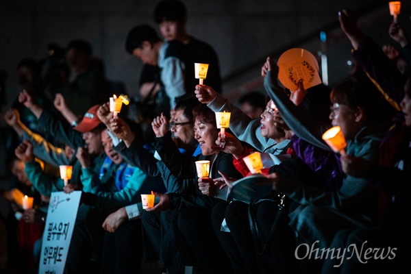 3일 오후 서울 종로구 세종문화예술회관 옆 계단에서  대한항공직원연대 1주년 기념 촛불집회가 열리고 있다. 