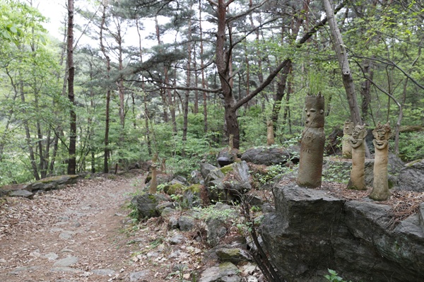 도깨비마을로 가는 숲길. 군데군데 도깨비 조각이 세워져 있다. 