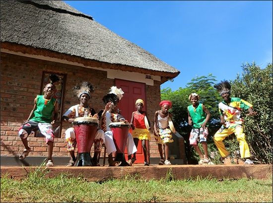공연 연습중인 짐바브웨 민속공연단 
짐바브웨에서 공연 연습중인 민속공연단

 
