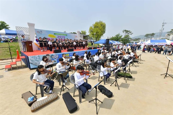 4일 홍성에서는 '97회 어린이 날' 행사가 열렸다. 홍주읍성 일원에서 열린 이날 행사에서 청소년 오케스트라 단원들이 공연을 선보이고 있다.