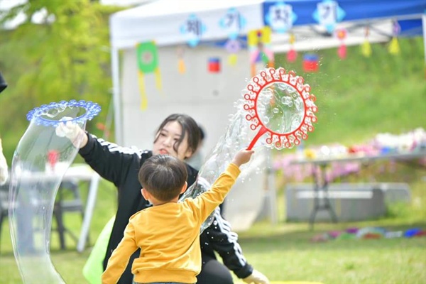 홍주읍성 일원에서 열린 '2019년 97회 어린이날' 행사에서 한 어린이가 비누풍선을 만들고 있다.