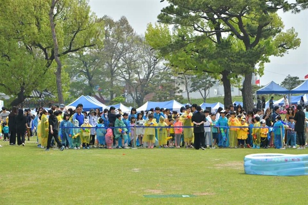 97회 어린이 날 행사에서 어린이들이 우비를 입고 물총놀이를 준비하고 있다.
