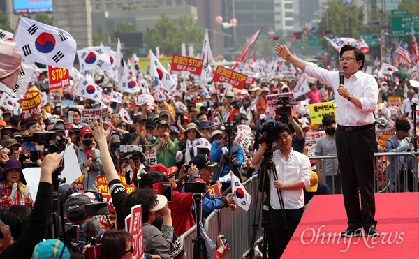 황교안 자유한국당 대표가 4일 오후 서울 종로구 세종문화회관 앞에서 열린 ‘문재인 STOP, 국민이 심판합니다’ 규탄집회에 참석해 국회 선거법과 공수처법 패스트트랙 강행처리를 규탄하고 있다.