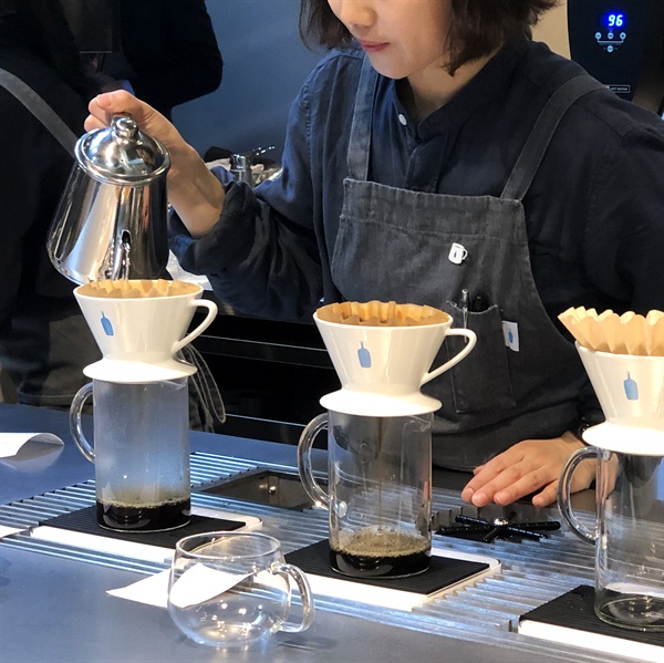 블루보틀 한국1호점의 바리스타는 정성스레 커피를 내렸다. 