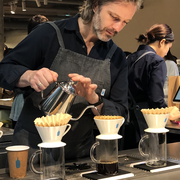 블루보틀커피 커피문화책임자 마이클 필립스가 직접 커피를 내리는 모습. 