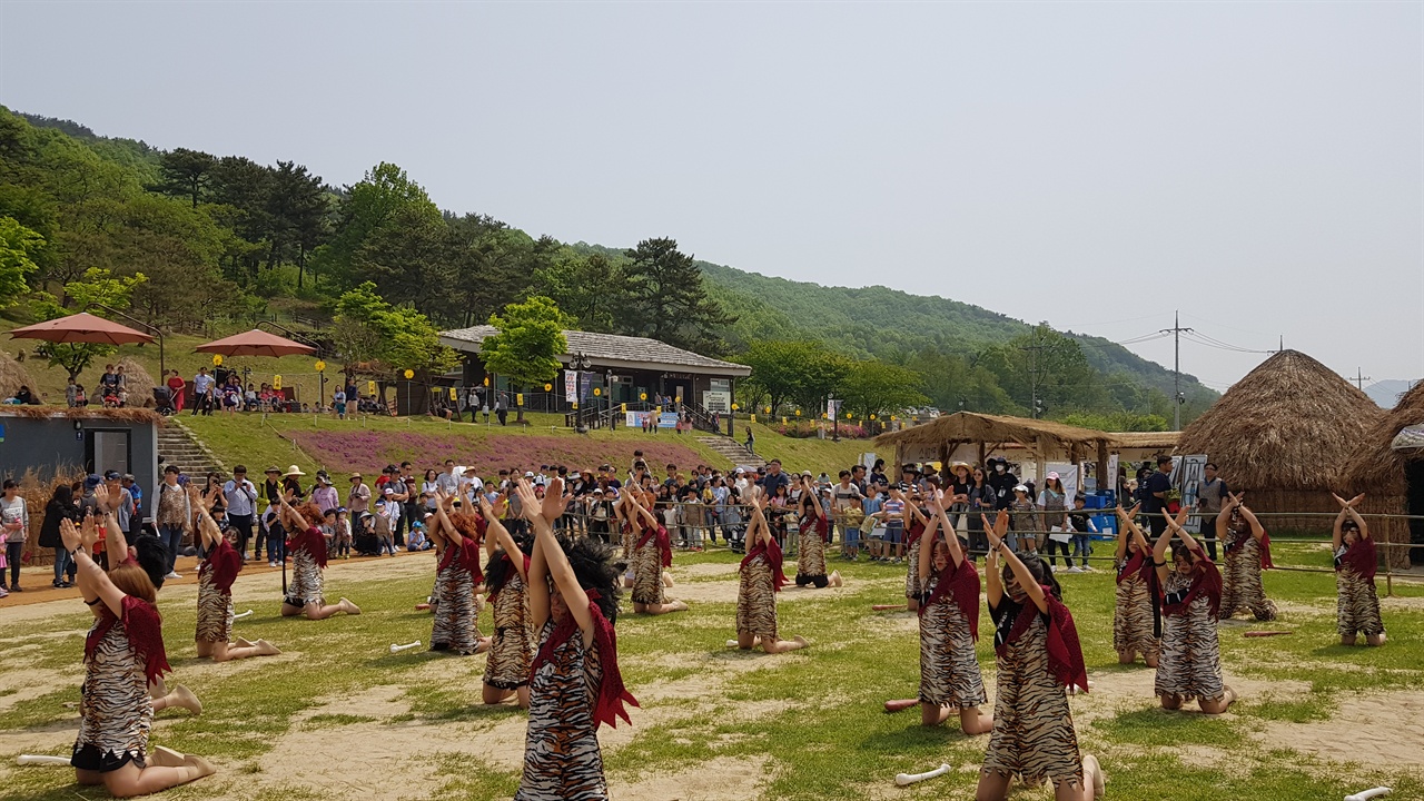  공주 석장리 구석기 축제에서 석장리 구석기인의 예술활동 퍼포먼스가 진행되고 있다.