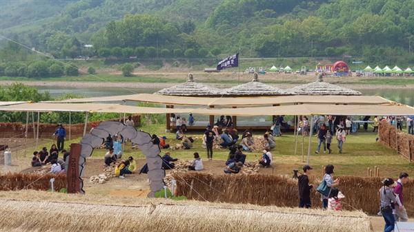  공주 석장리 구석기 축제의 구석기 음식나라에서 관람객들이 화덕에서 음식을 구워서 먹고 있다.