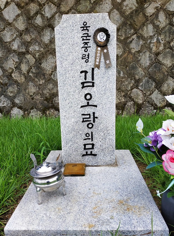 김오랑은 1979년 전두환 신군부세력의 12.12쿠데타 당시 정병주 특전사사령관의 비서실장이었는데, 반란군에 맞서 총격전을 벌이다 7발의 총탄을 맞고 전사하였다.  
