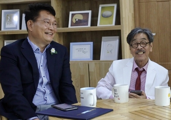 이날 소설가 이외수 작가와 대화를 나누면서 활짝 웃고 있는 송영길 더불어민주당  의원이다.