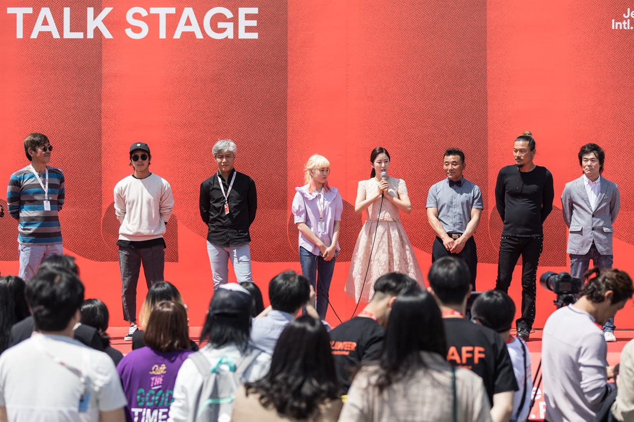  <죽도 서핑 다이어리> 감독과 배우들이 3일 전주영화제 상영에 앞서 야외무대에서 관객들에게 인사하고 있다. 