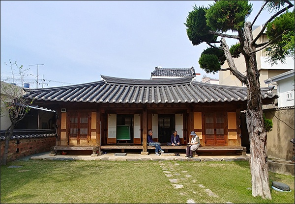 박차정 생가 전경  아담한 생가에는 방이 두개있고 전시공간으로 쓰고 있다.