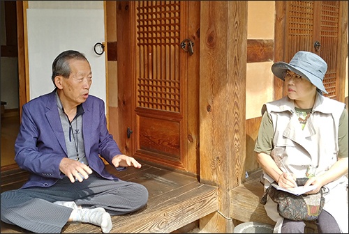 주용돈 문화해설사와 기자 박차정 의사 생가 툇마루에 앉아서 주용돈 문화해설사와 대담하고 있는 기자