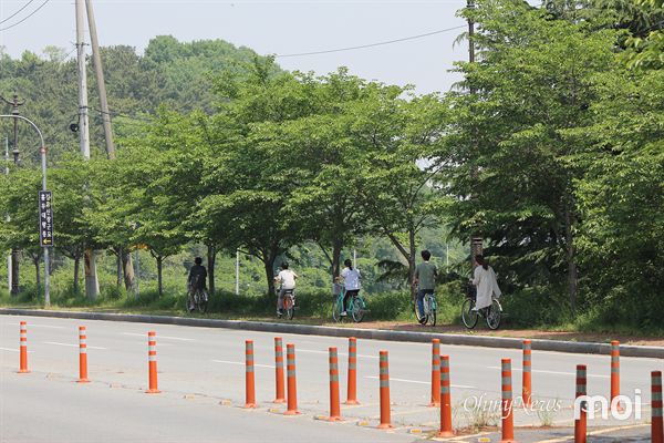  경주 흥무로 서천둔치 가로수 길에서 3대가 함께하는 역사기행 자전거 여행모습