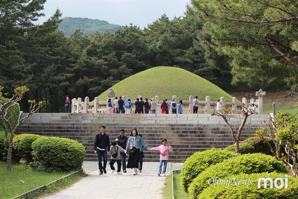  6일 오후 경주 김유신 장군묘에서 3대가 함께하는 역사기행 현장 모습