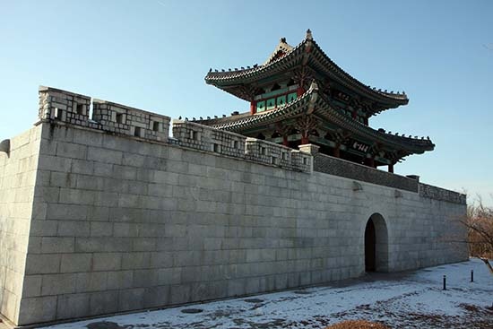 대구 동구 망우공원에 새로 세워져 있는 영남제일관(대구읍성의 정문이자 남문)의 모습