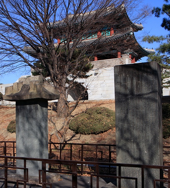 망우공원 영남제일관 앞에 옮겨 세워져 있는 '수성비'(왼쪽)와 '축성비'