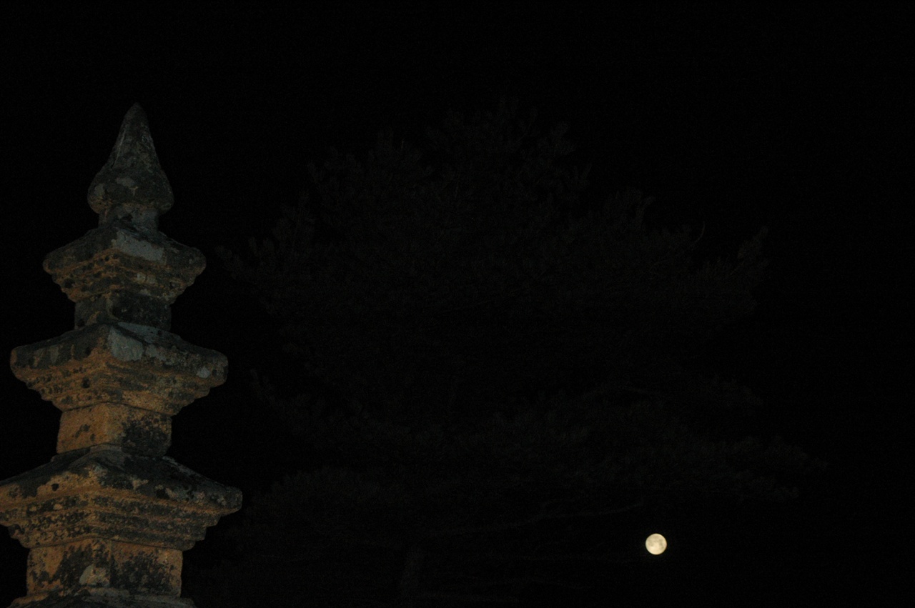 달과 나와 탑이 삼자대면을 하고 있다고 생각하니 형언할 수 없는 감동이 가슴 가득 밀려들었다. 
