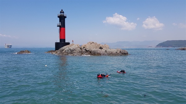 5월 7일 오전 10시 30분경 부산 가덕도 천성동 앞 해상 간출암에서 높은 파도에 흽쓸려 바다에 빠진 김아무개(52)씨가 해양경찰에 구조되었다.