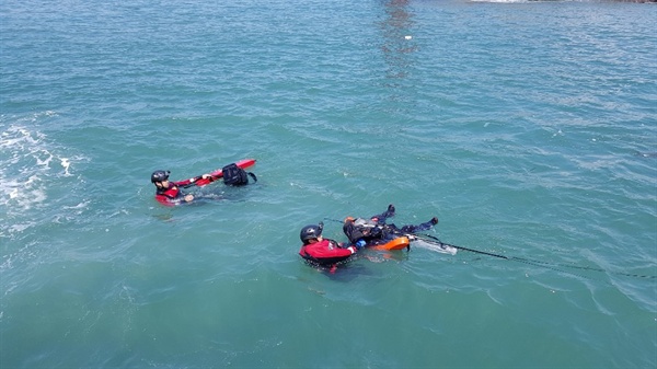5월 7일 오전 10시 30분경 부산 가덕도 천성동 앞 해상 간출암에서 높은 파도에 흽쓸려 바다에 빠진 김아무개(52)씨가 해양경찰에 구조되었다.