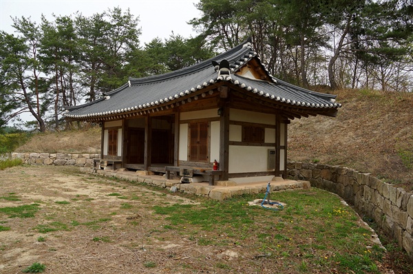아도서숙은 ‘아세아 조선반도 내 수도리 글방’이라는 뜻이다. 1928년 세워졌고 1933년 폐숙되었다가 2014년 복원되었다. 