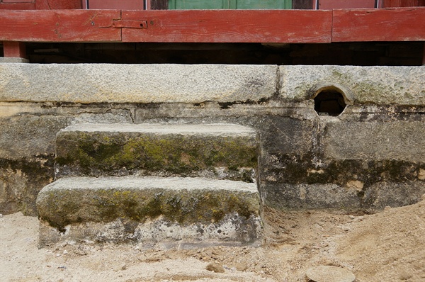 소수서원 강학당 굴뚝은 기단에 뚫린 구멍이 굴뚝역할을 한다. 건물의 숨구멍으로 착각하기 쉽다. 