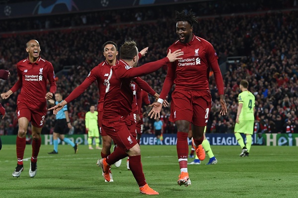  7일(현지 시각) 영국 리버풀 안필드에서 열린 2018-2019 UEFA 유럽 챔피언스리그 4강 2차전에서 바르셀로나에 승리한 리버풀 선수들이 환호하고 있다.