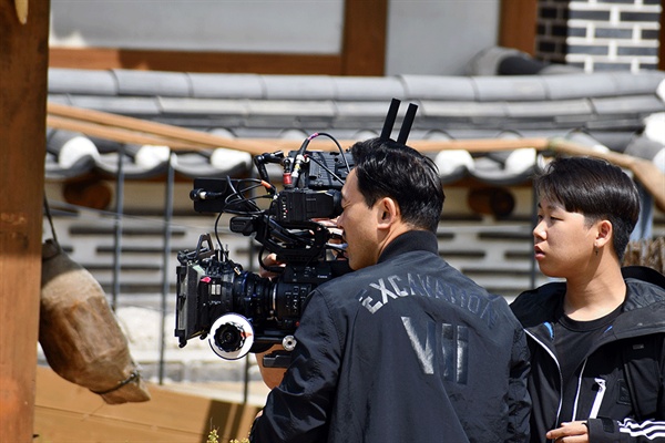  일본 여성과 한국 남성의 달달한 로맨스 <튤립모양> 영화 촬영일 충남 공주시 한옥마을에서 진행되고 있다.
