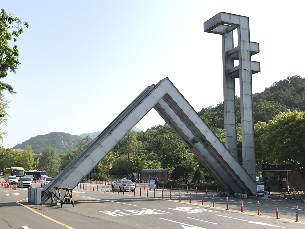 서울대학교 정문 서울대학교 정문 조형물은 미술대학 강찬균 교수가 제시한 안으로 1978년 세워졌다. 지금은 서울대학교의 상징으로 자리를 잡았지만 당시에는 '상징을 위한 상징'이라고 학생들의 비판이 심했다. 정문 조형물은 국립 서울 대학교의 머리글자인 'ㄱ', 'ㅅ', 'ㄷ'의 형상을 따서 만들었다. ‘진리는 나의 빛’이라는 서울대 교훈처럼 진리를 찾는 열쇠 모양을 형상화한 것이다. 