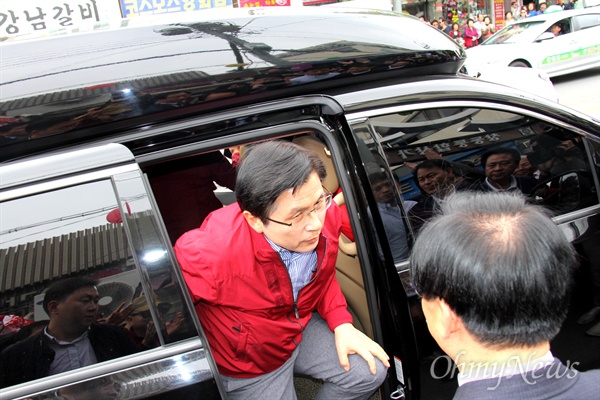 '민생투쟁 대장정'에 나선 자유한국당 황교안 대표가 5월 8일 오후 창원마산 부림시장을 방문하며 차량에서 내리고 있다.