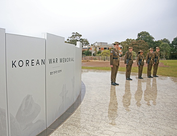 4 년의 준비 기간을 거쳐 멜번에 세워진 한국전 참전 기념비.
아래로 멜번 시내가 내려다 보이는 전망 좋은 곳에 세워졌다.