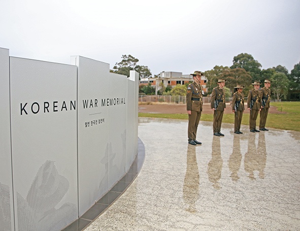 한국전 참전 기념비  4 년의 준비 기간을 거쳐 멜번에 세워진 한국전 참전 기념비.
아래로 멜번 시내가 내려다 보이는 전망 좋은 곳에 세워졌다.