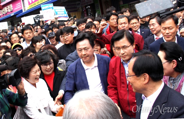 '민생투쟁 대장정'에 나선 자유한국당 황교안 대표가 5월 8일 오후 창원마산 부림시장을 방문했다.