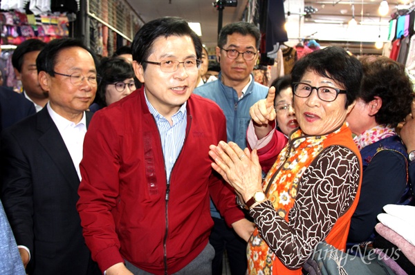 '민생투쟁 대장정'에 나선 자유한국당 황교안 대표가 5월 8일 오후 창원마산 부림시장을 방문했다.
