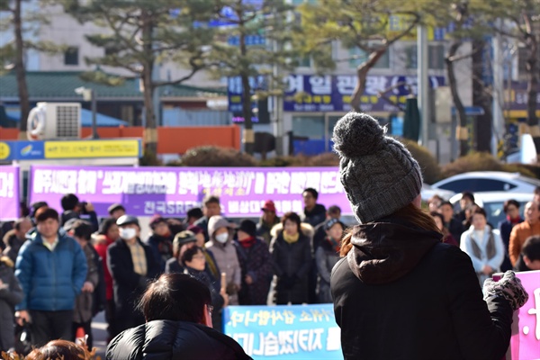  작년 12월 31일 강천 폐기물 발전소 관련 기자회견에 참석한 시민들 모습