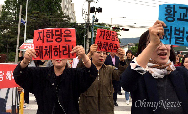 자유한국당 황교안 대표가 5월 8일 오후 경남 양산을 방문하자 진보단체 회원들이 ‘그림자 시위’를 벌였다.