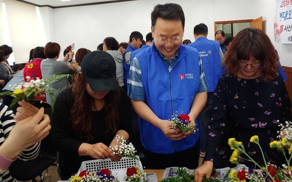  서산시 독거노인 관리사와 ‘사랑의 등불 봉사단’이 독거노인에게 전달할 카네이션을 만드는 모습. 