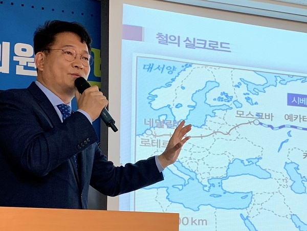 송영길 더불어민주당 의원이 서울광화문 변호사회관에서 '북방경제'관련 주제로 강연을 하고 있다.